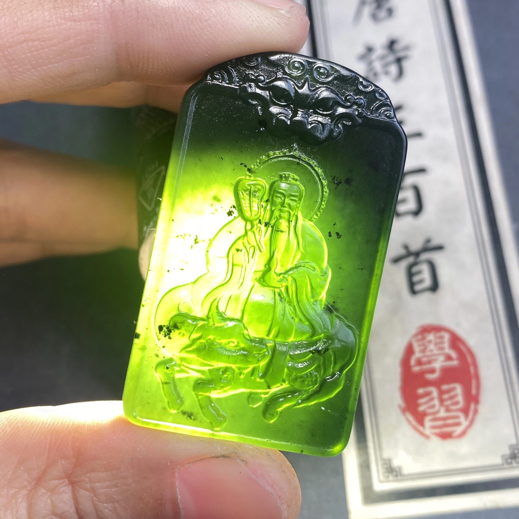 碧玉优质泰山玉翡翠色骑牛太上老君吊坠，长50mm宽30mm厚7.5mm