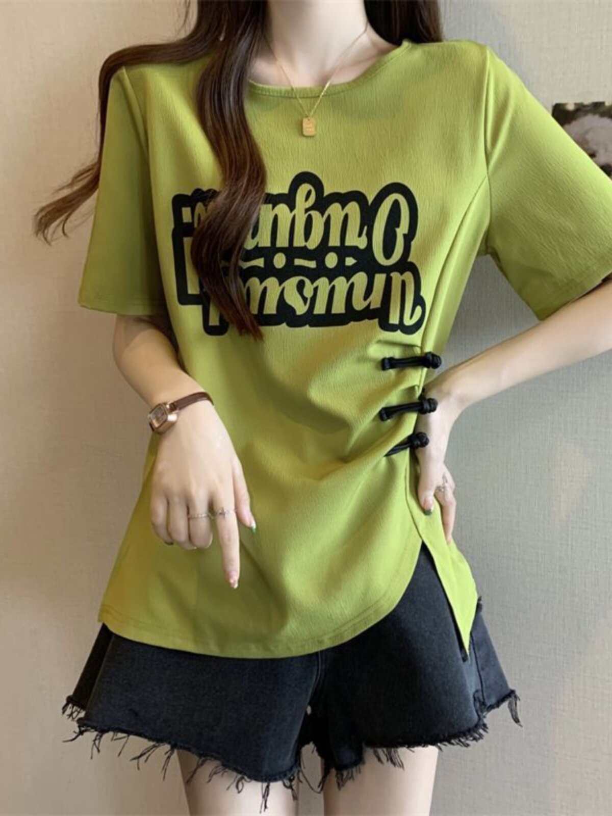 플러스 사이즈 여성용 배꼽 덮는 버튼 디자인 프린트 반팔 티셔츠 여성용 뚱뚱한 소녀 허리 슬리밍 불규칙한 시크 탑