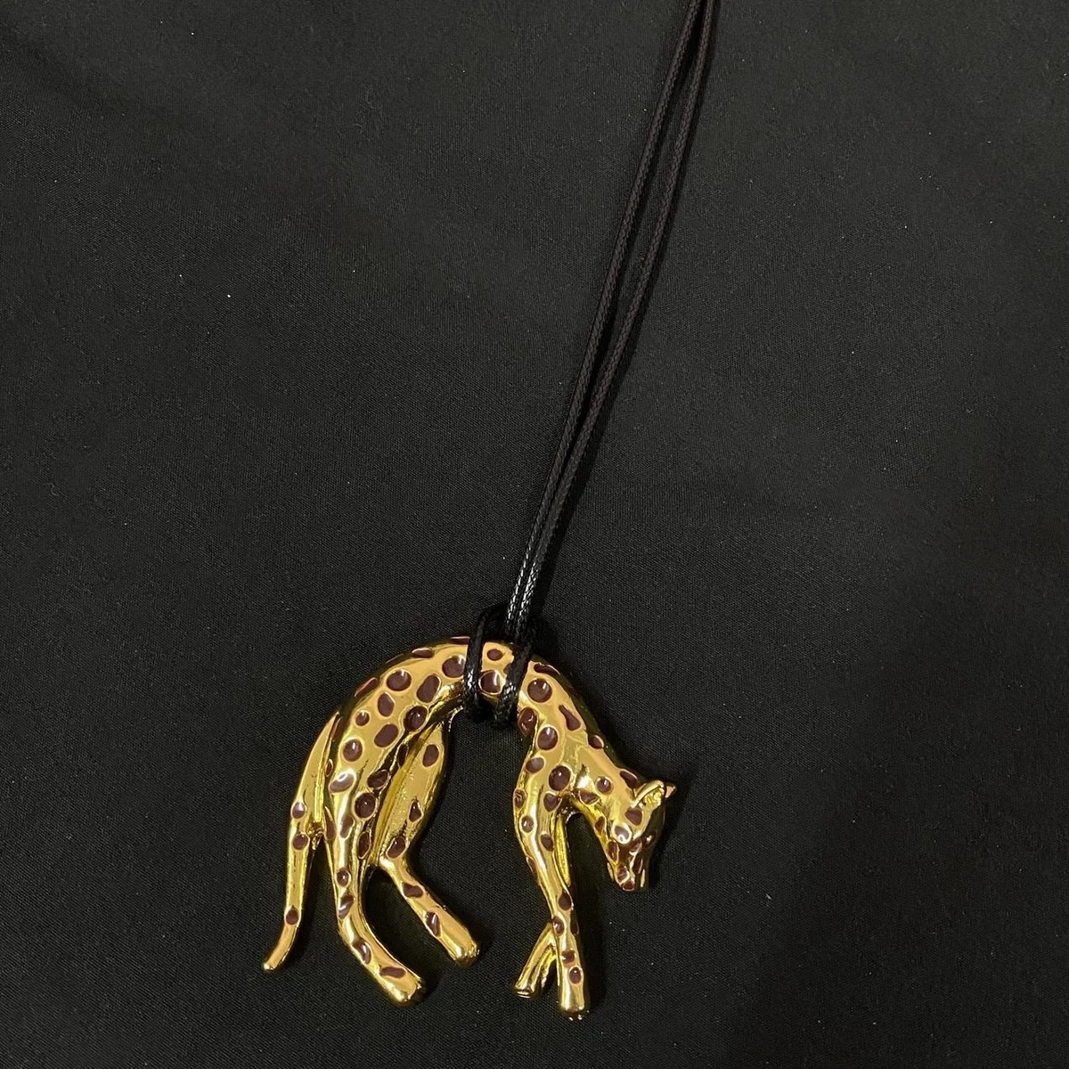 黑色皮绳复古金钱豹吊坠项链长款