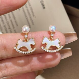 会发光!马年炫光贝母小马耳环女2026新款优雅气质生肖马耳饰耳钉