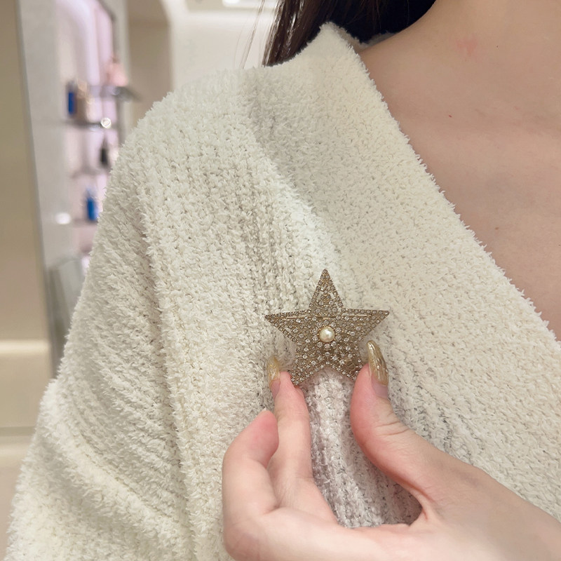 奥米迪奥CD满钻镂空星星胸针女高级感时尚胸花别针26年秋冬新款