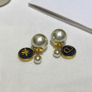 奥米迪奥新款CD蜜蜂不对称珍珠耳钉韦雪同款气质轻奢高级耳环耳饰