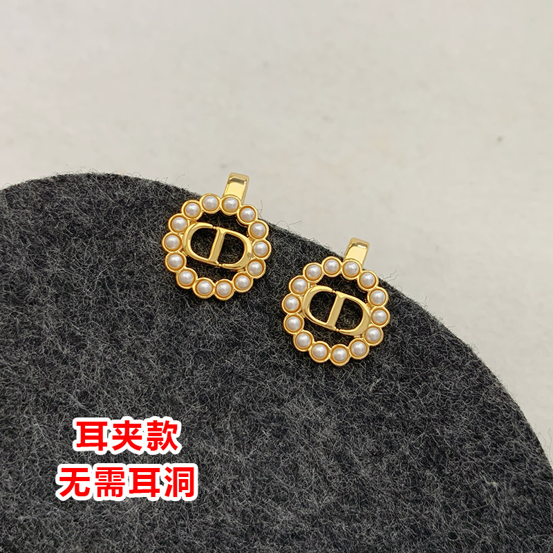 奥米迪奥新款字母镶嵌珍珠圆形纽扣耳夹女CD无耳洞无痛高级感耳饰
