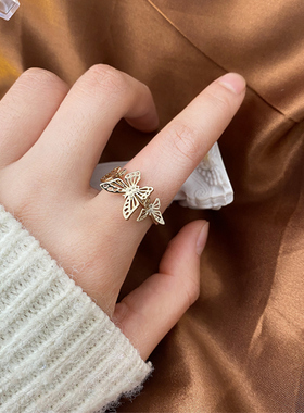 字母蝴蝶戒指奥米迪奥金属轻奢