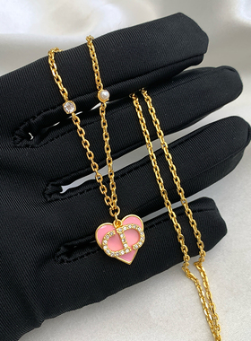 奥米迪奥新款粉色爱心吊坠项链女气质百搭CD字母锁骨链甜美颈链