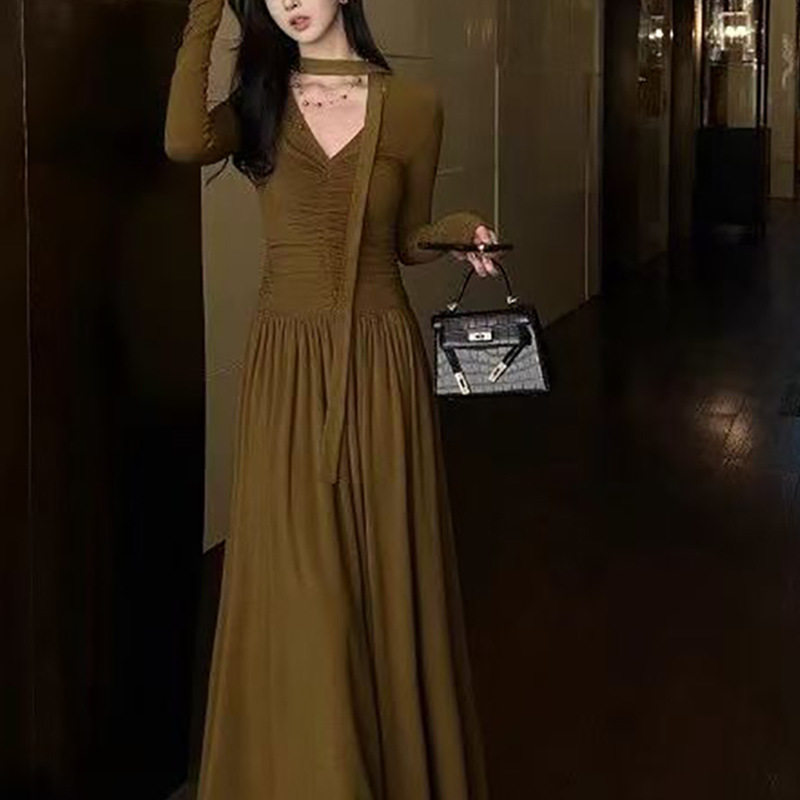 辣妹v领小众设计感褶皱飘带连衣裙女秋季修身显瘦a字长裙外贸新款