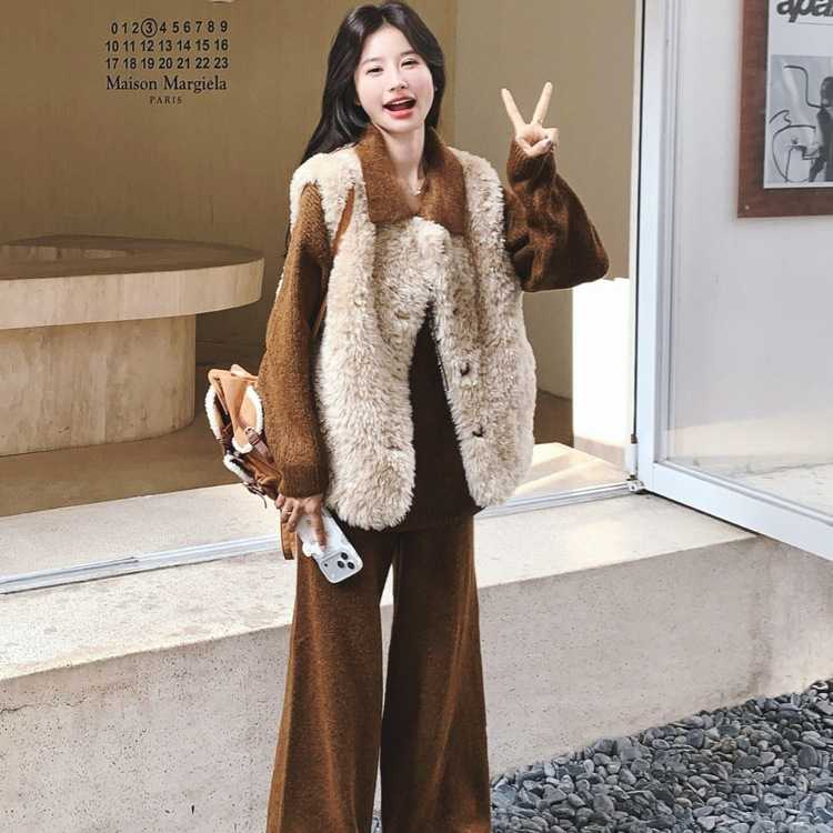 棕色皮毛一体羊羔毛马甲针织打底阔腿裤三件套女秋冬2026新款套装