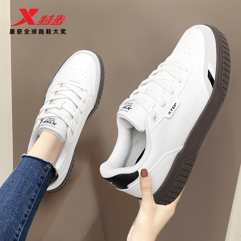 特步女鞋板鞋2025秋季皮面正品时尚休闲鞋子学生百搭潮流运动鞋女