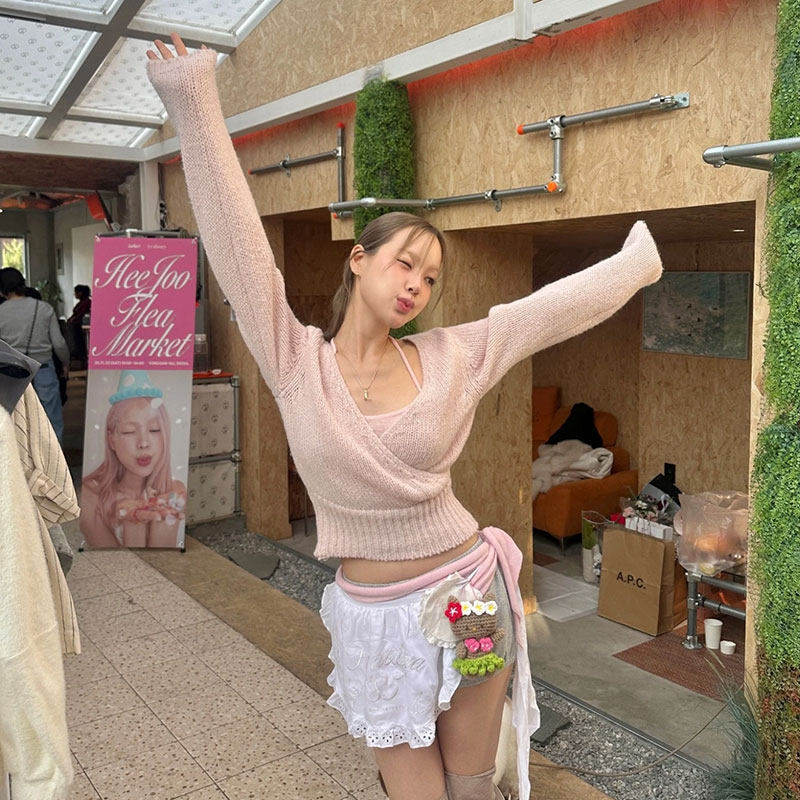 博主推荐韩国tht新款设计感v领交叉短款针织衫女温柔纯欲感毛衣