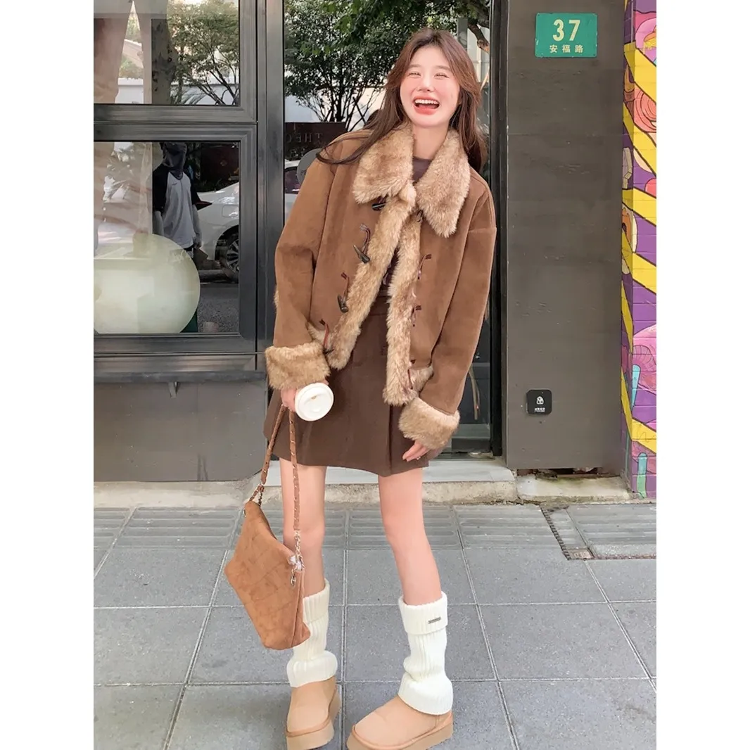 复古毛毛拼接麂皮绒外套女秋冬季美拉德加厚牛角扣独特超好看