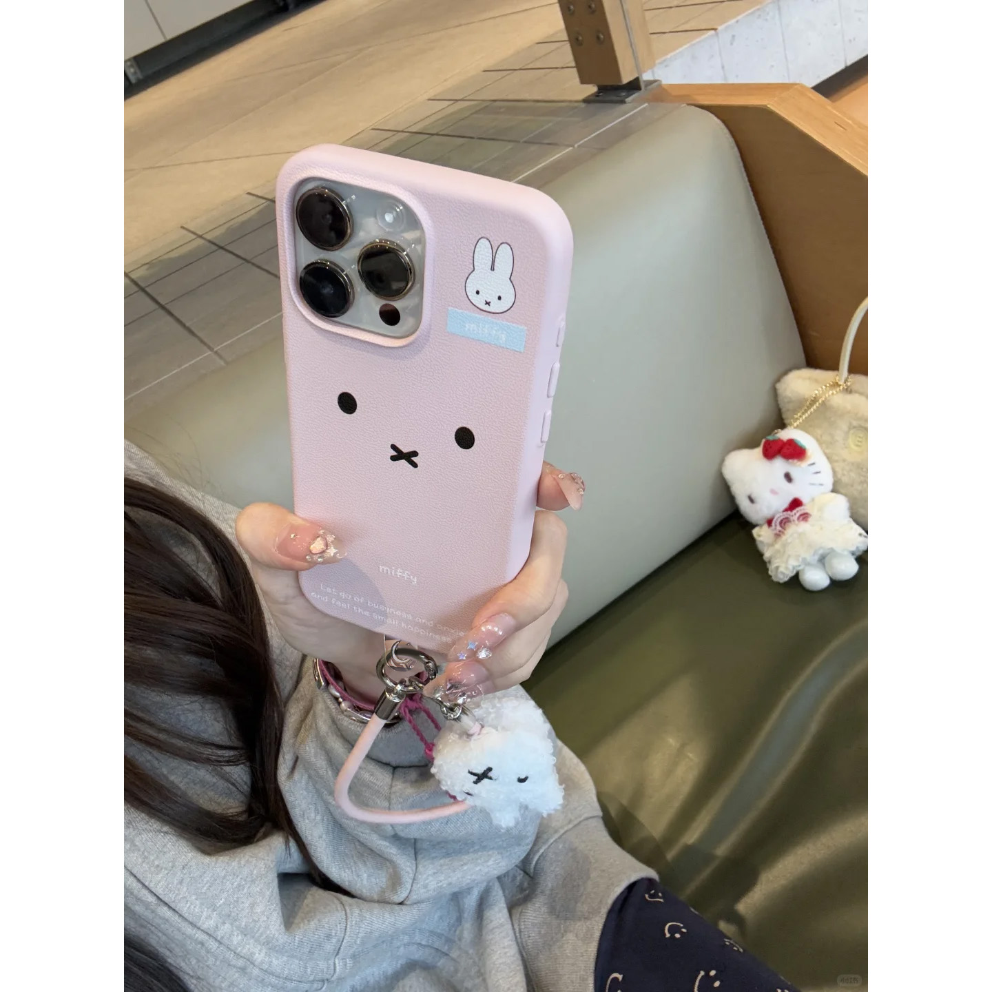 粉色兔子腕带iPhone16/15手机壳适用苹果14/13promax磨砂硅胶软壳手提链挂绳少女心可爱卡通甜妹新款16promax