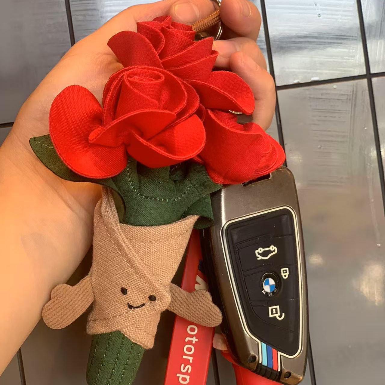 英国趣味手捧玫瑰花挎包挂件