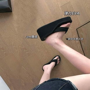 黑色人字拖女坡跟厚底防滑耐磨增高小个子女生防滑海边外穿凉拖鞋