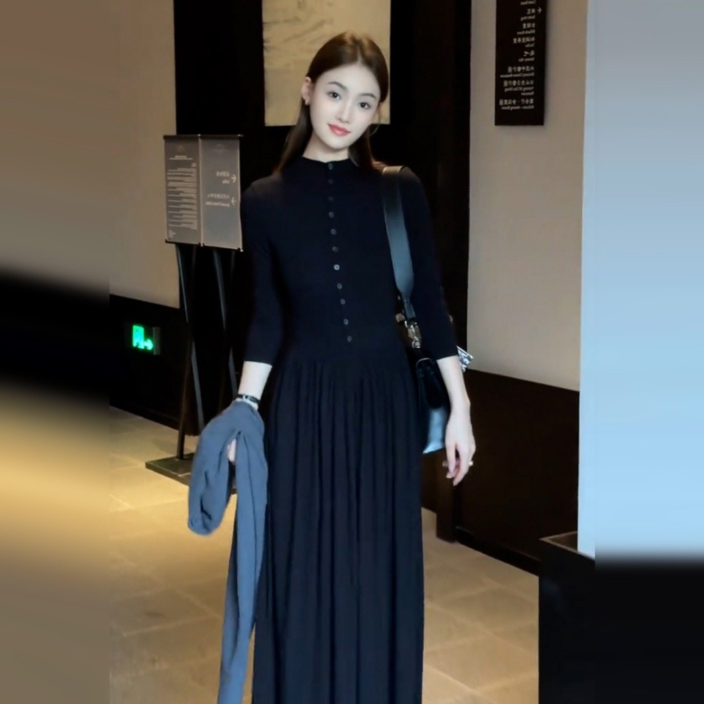 法式高级感黑色连衣裙女秋季收腰显瘦赫本风小黑裙气质好看长裙子