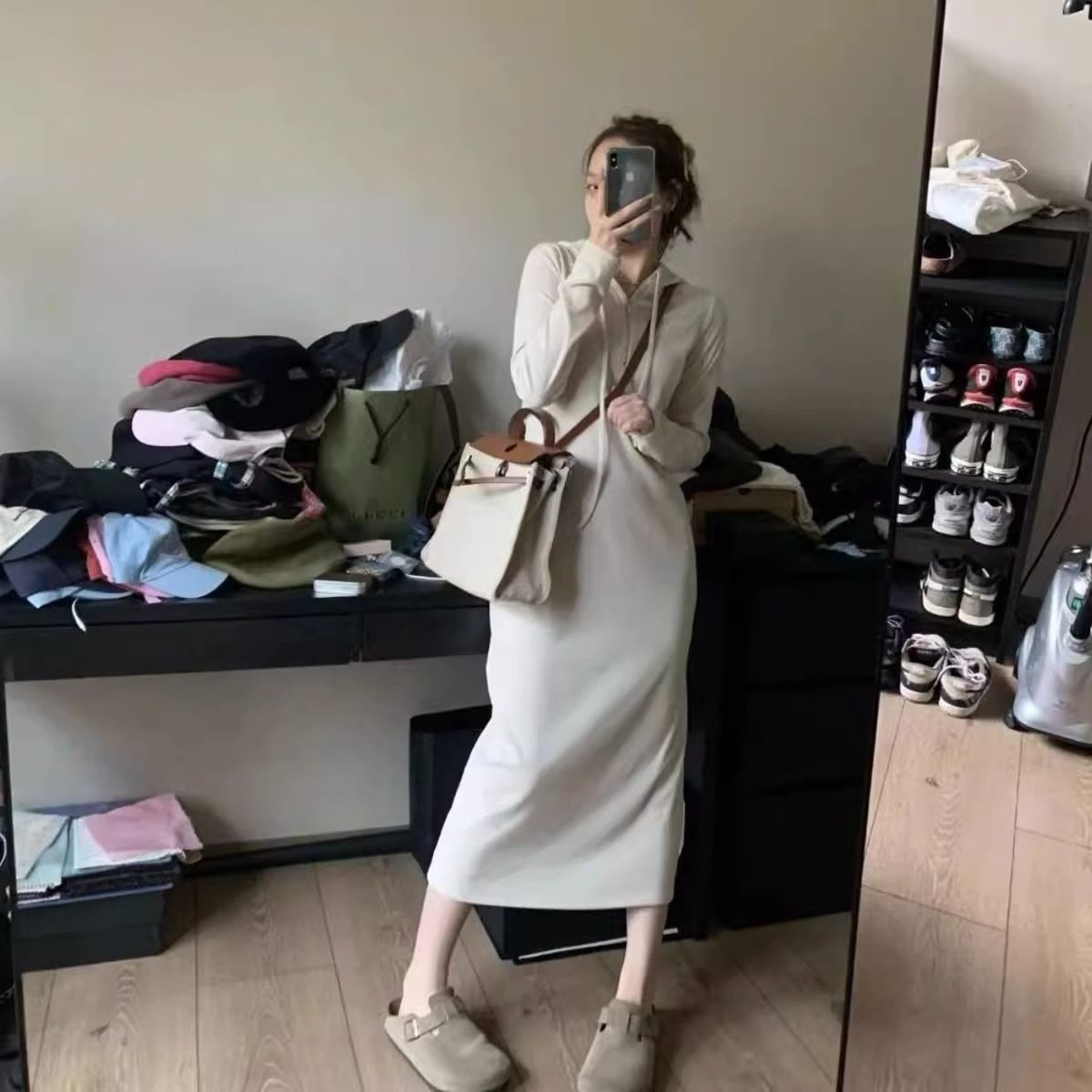 时尚小众气质月光白色连衣裙年春秋装新款连帽显瘦中长裙子潮