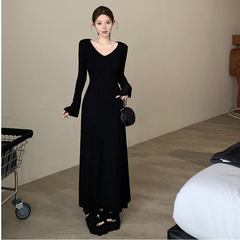 复古喇叭袖V领针织打底连衣裙女秋季新款修身显瘦气质长裙子