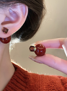 秋冬复古安可拉红色珍珠方糖耳环女法式轻奢高级百搭耳钉气质耳饰