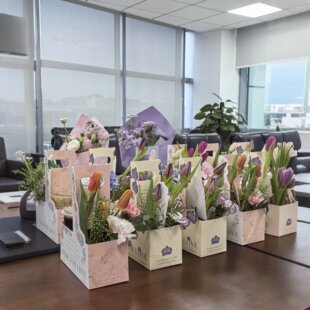 三八妇女节送员工高级感礼盒咖啡奶茶杯托包装盒手提花盒伴手礼