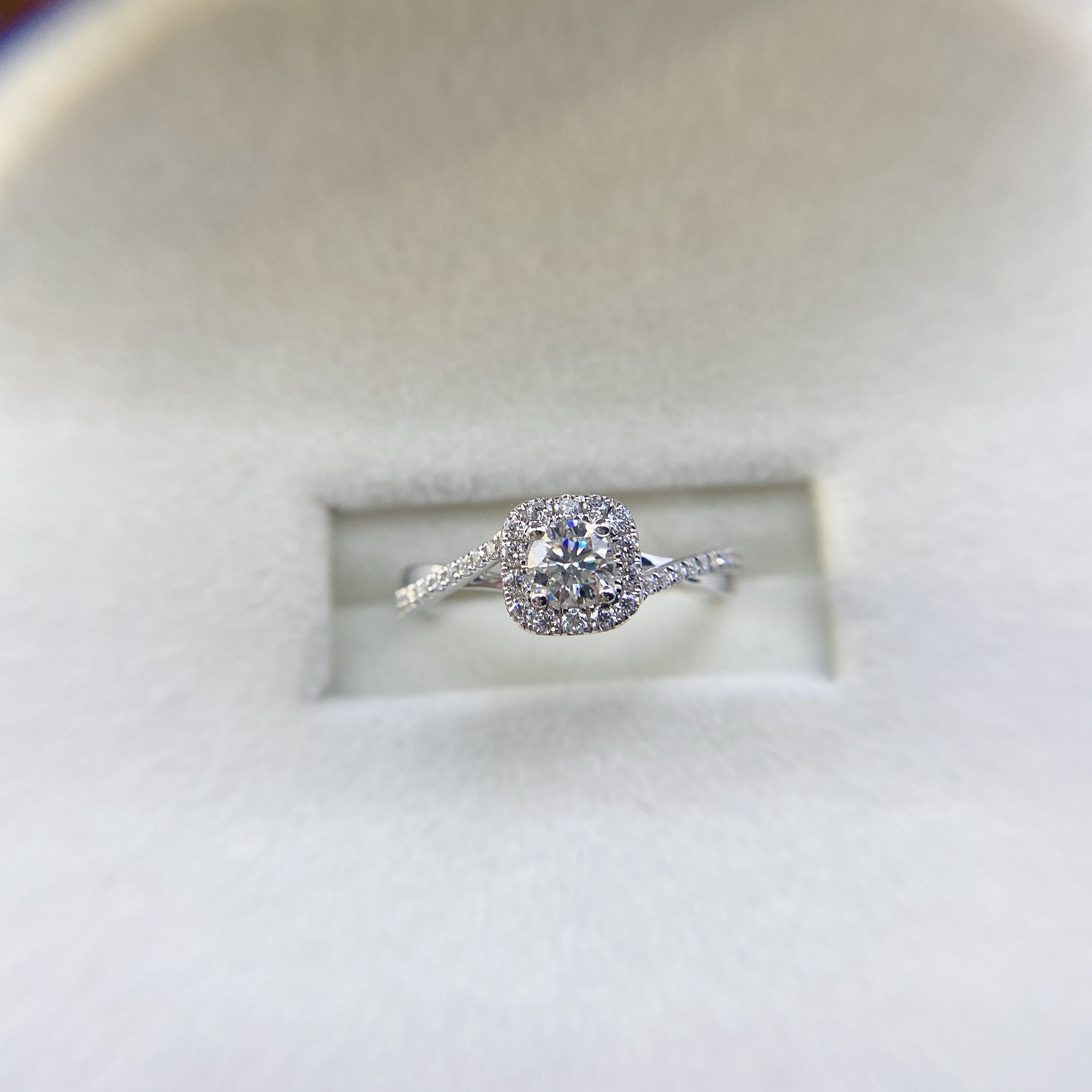 18K金30分扭臂方形围镶