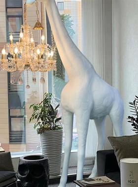 长颈鹿落地灯创意玻璃纤维现代简单易懂豪华高端装饰大型流行雕塑