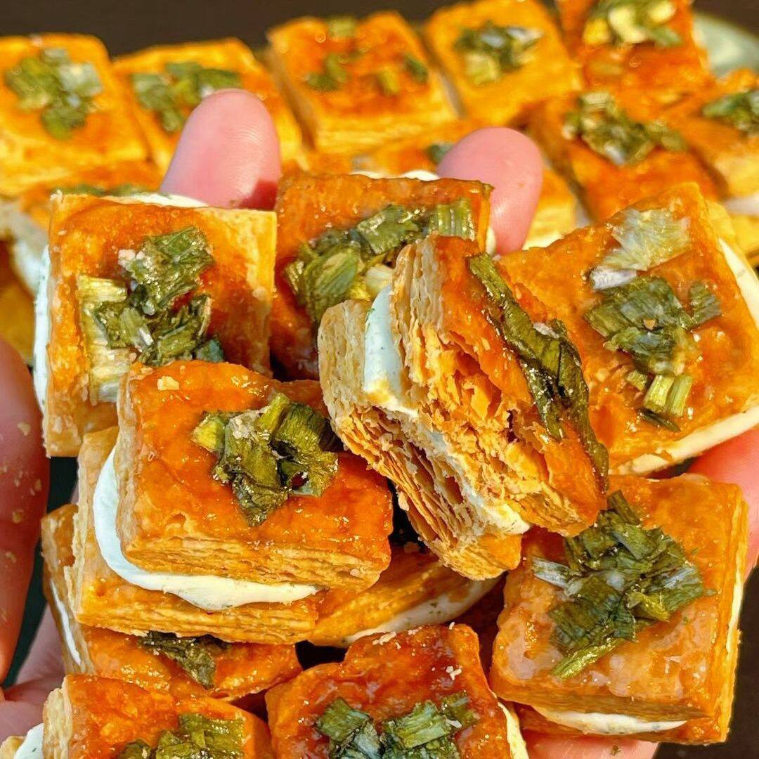 万德福新品黄油葱香牛轧奶香饼干拉丝夹心酥下午茶休闲零食伴手礼