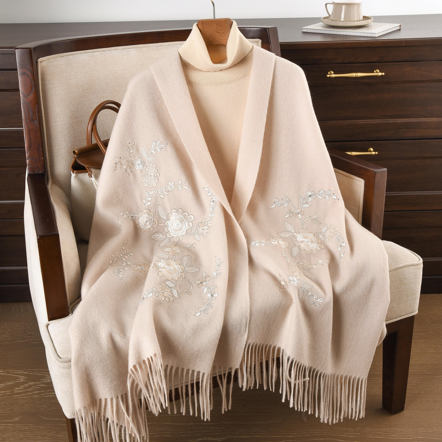 米色羊毛围巾披肩外搭烫钻刺绣披风送妈妈长辈实用礼物高档礼盒装,服饰配件/皮带/帽子/围巾,围巾/丝巾/披肩,淘宝优惠券,粉丝福利购,淘宝优惠卷