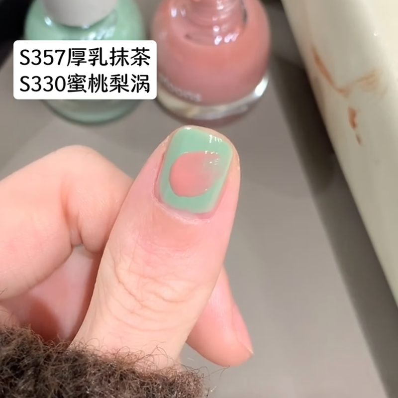 薄荷绿配色的涂鸦美甲显白 twomoons水性指甲油免烤环保不刺鼻