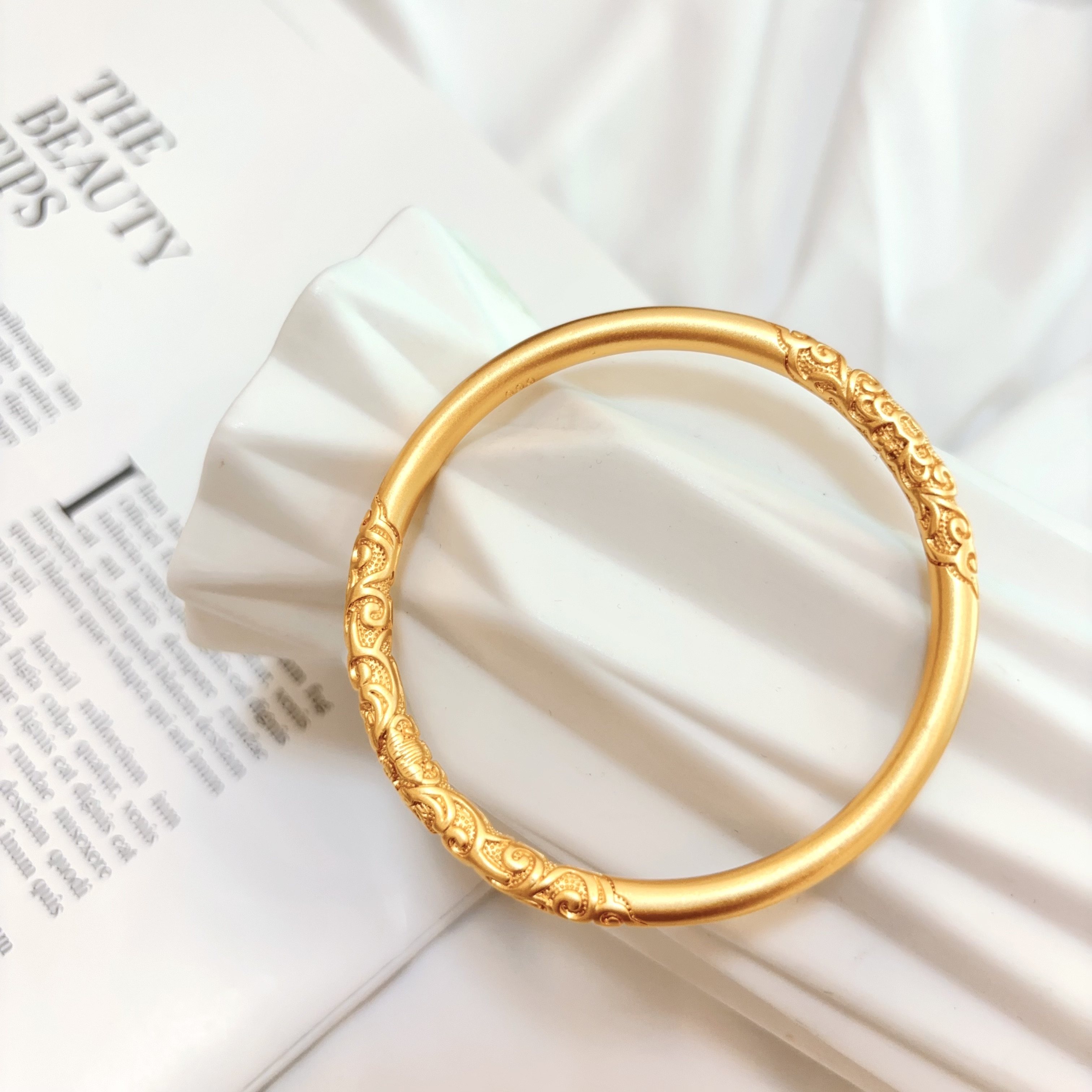 古法传承卷草纹手镯仿真足金999磨砂结婚婚礼假三金五金摆拍道具