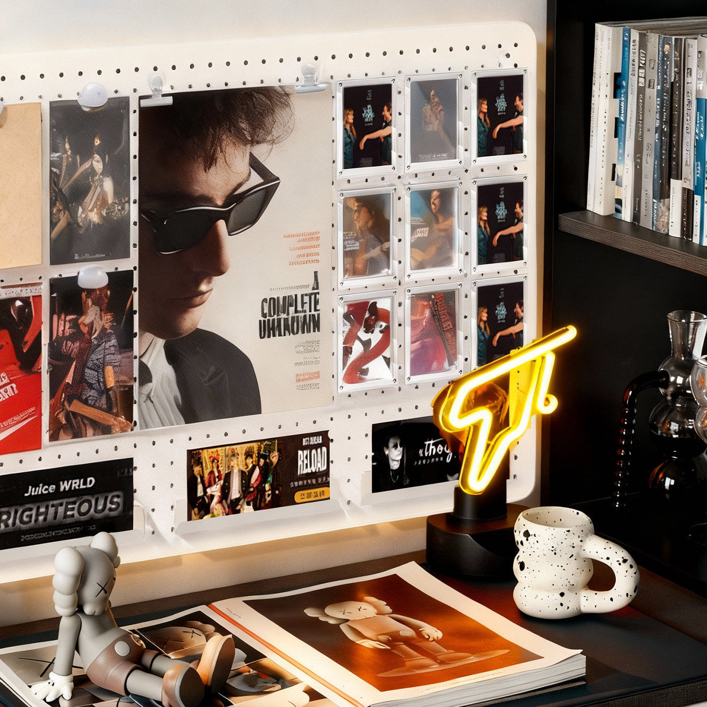 灯带装饰洞洞板明信片小卡徽章奖牌展示架动漫周边收纳置物架定制