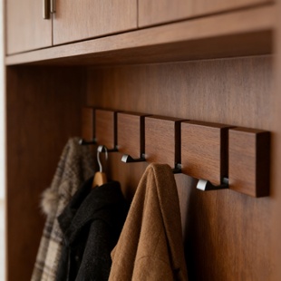 玄关入户挂钩钢琴键挂衣架墙上壁挂免打孔胡桃木色衣服挂衣钩门后