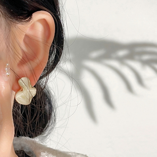 十里间 简约气质白色釉彩不规则波浪银针耳钉耳环 瓦壬～有耳夹