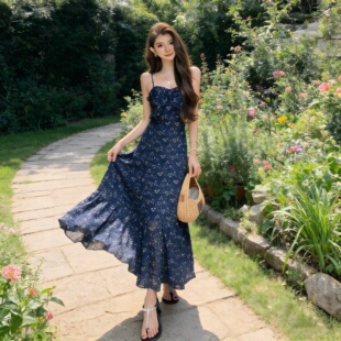 2026夏季法式复古藏蓝色碎花吊带连衣裙女夏收腰显瘦海边度假长裙