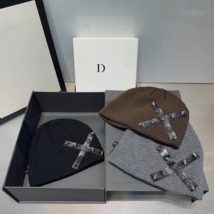 秋冬十字架皮标铆钉针织帽百搭保暖加厚冷帽男女护耳套头毛线帽子