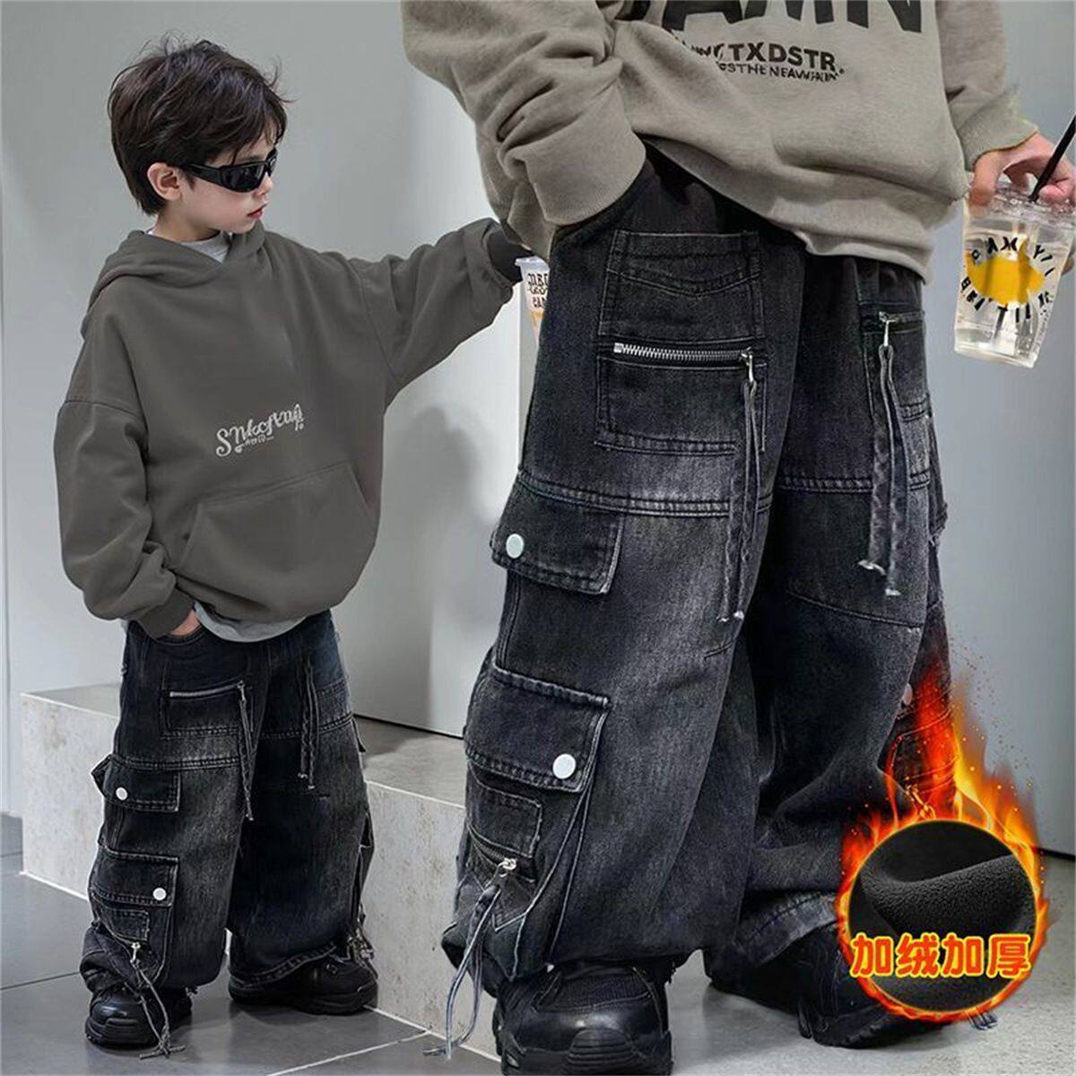男童加绒牛仔裤工装口袋一体长裤2026秋冬新款中大童洋气时尚裤子