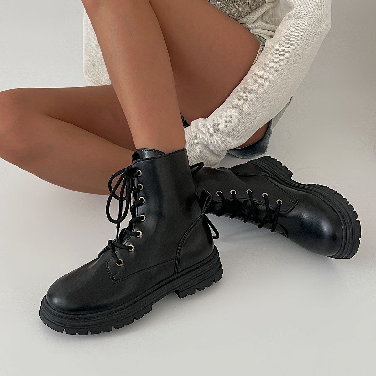 英伦风白色厚底显瘦短靴新款秋季机车小个子系带马丁靴女