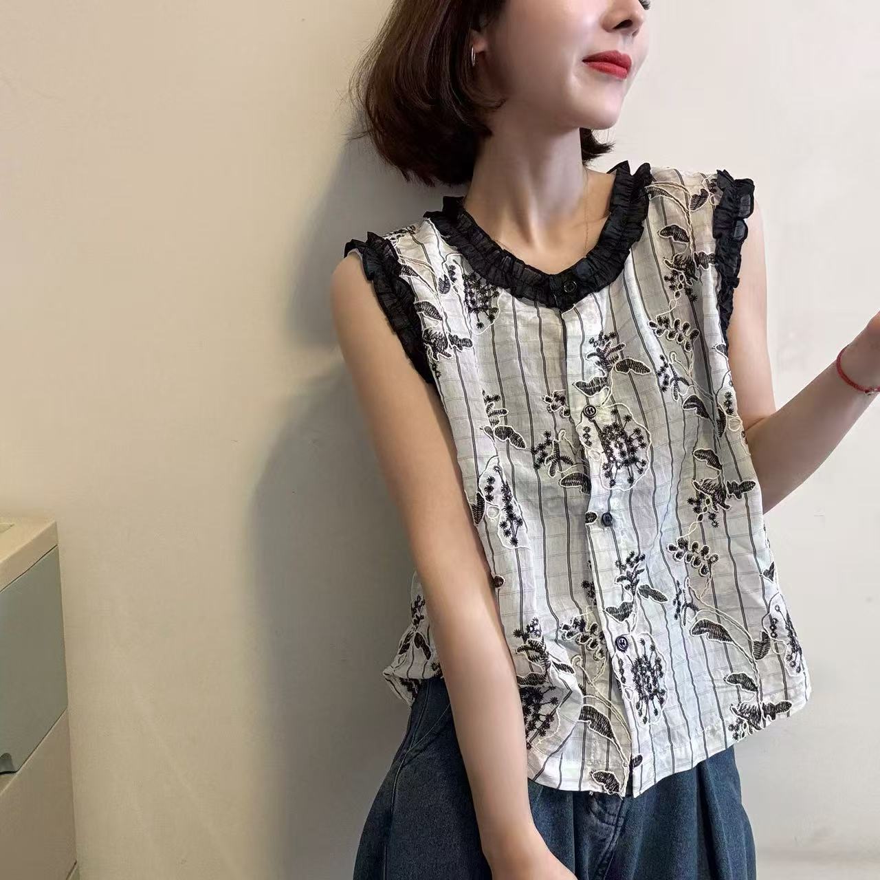 欧韩2025 夏新款时尚百搭圆领无袖刺绣衬衫女宽松显瘦木耳边背心
