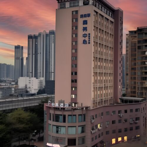 酒店交通便捷。20分钟即可直达深圳宝安国际机场，40分钟通达深圳北站 周边环绕万丰海岸城、宝安国际会展中心等核心商业与会展配套
