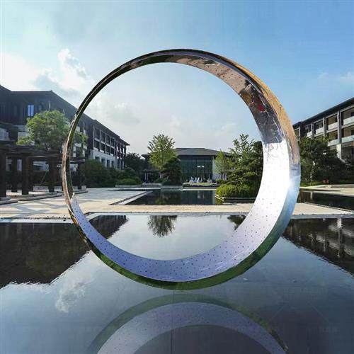 大型镜面不锈钢圆环流水喷雾雕塑定制抽象发光镂空月亮水景大摆件