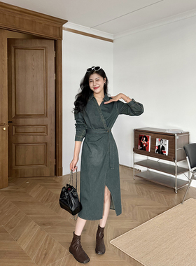 张阿星【都市牛仔裙】复古松弛牛仔拼接翻领修身遮肚开叉连衣裙