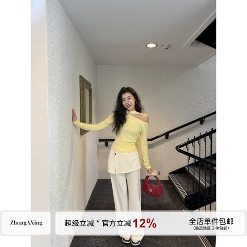 张阿星【慵懒韩女】斜露肩飘带双色T 恤+白色屁帘假两件直筒裤