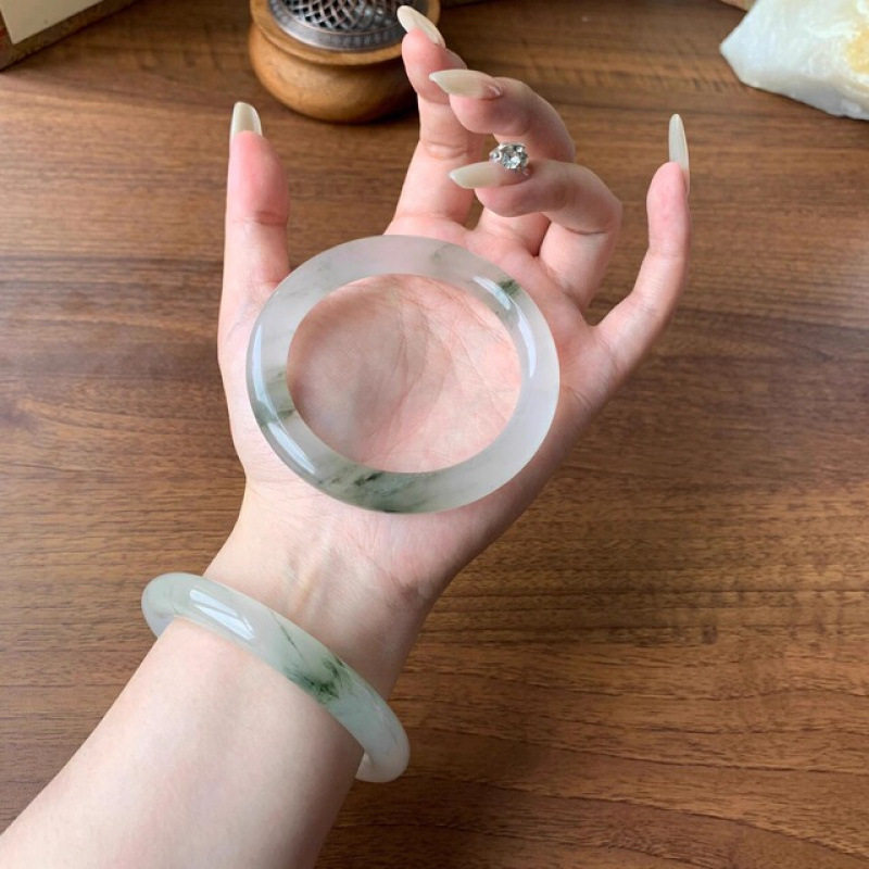 天然天山翠手镯玉镯不知春玉扁条