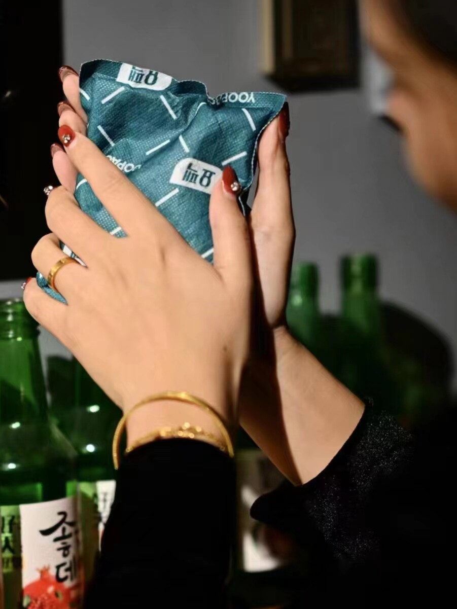 SOUTH KOREAS POPULAR PRODUCT LARGE SELF-HEATING HAND WARMER: STUDENTS CARRY IT THEM IN WINTER AND COVER THEIR HANDS A FEVER THAT CONTINUES TO HEAT STEADILY