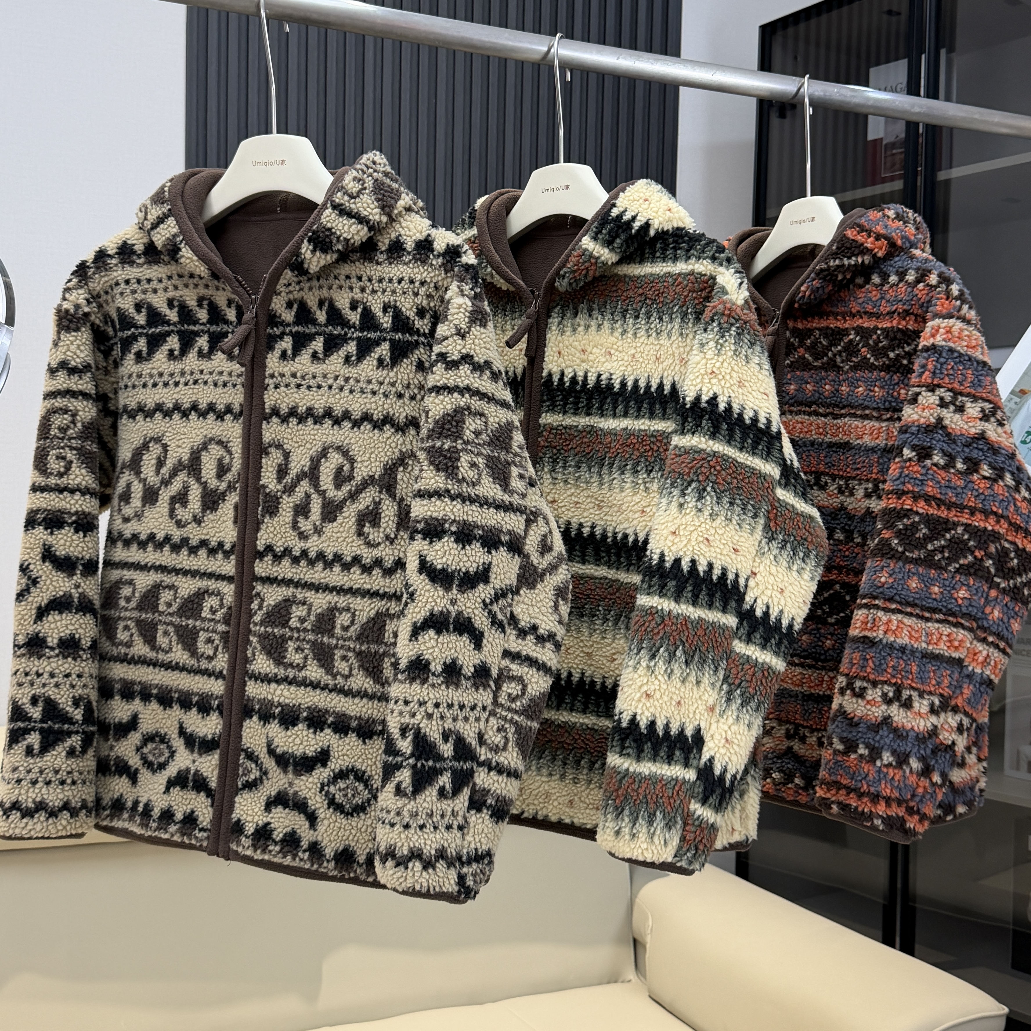 户外山系复古费尔岛羊羔毛西部卷叶纹连帽双面摇粒绒保暖夹克外套