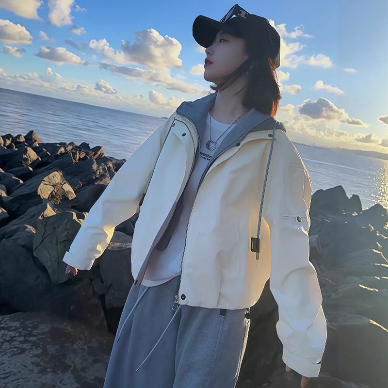 巨好看的连帽短款外套女