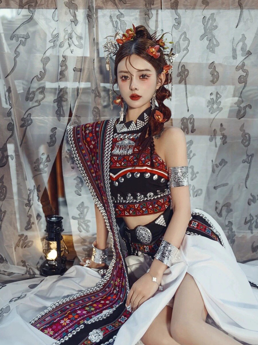 苗族苗疆服装抹胸影楼婚服演出土家族少数民族风服饰舞蹈摄影旅拍