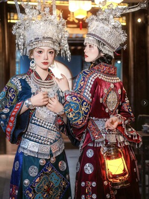 苗族服装旅拍闺蜜苗疆服饰演出云南贵州土家族舞蹈民族风摄影写真