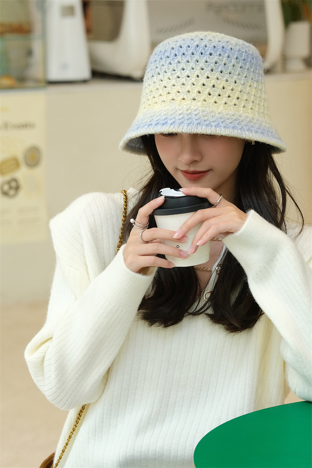 渐变色渔夫帽子女冬季新款网孔时尚百搭显脸小学生保暖护耳帽盆帽