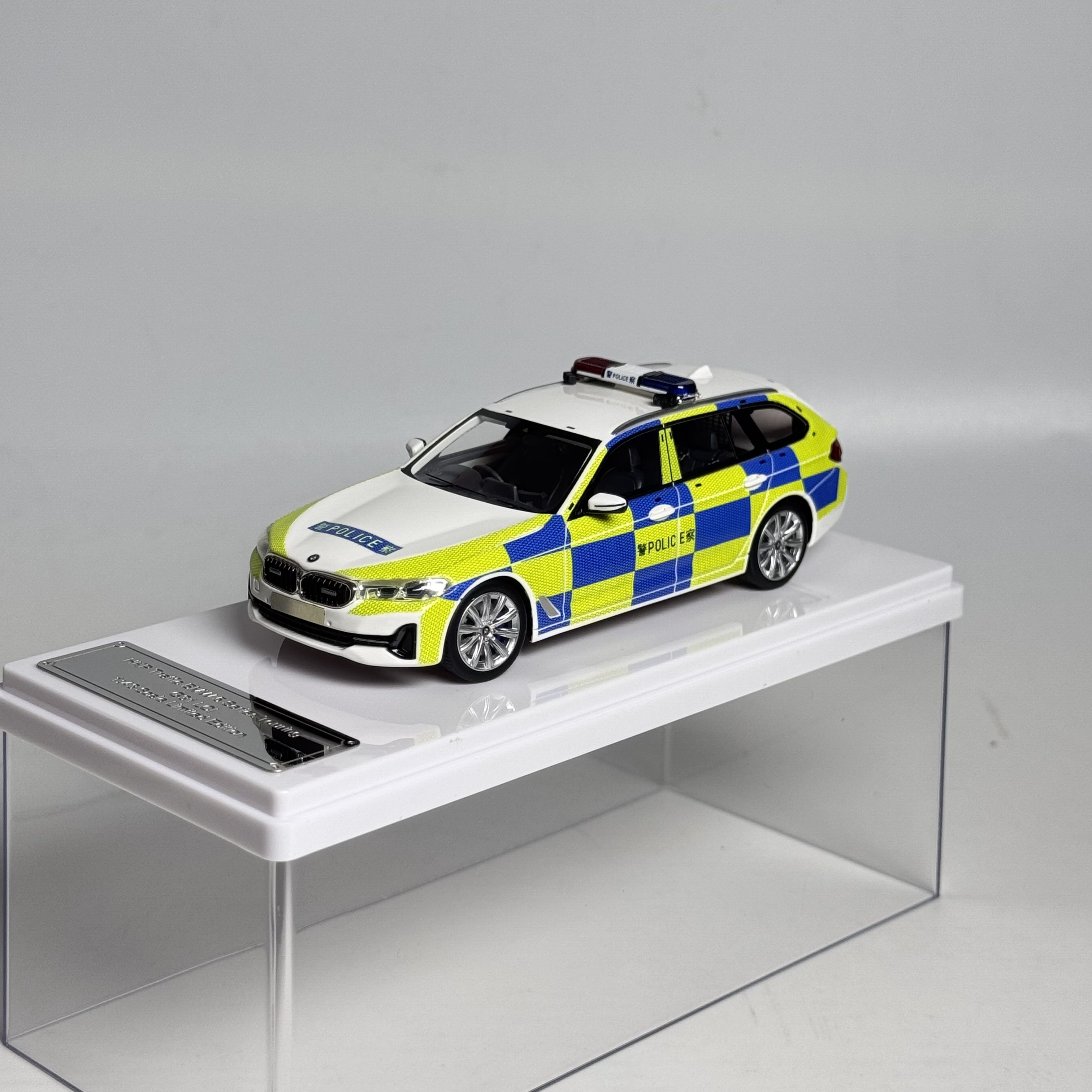 Tiny品牌的1/43宝马5系旅行车（G31）香港交通警察涂装合金模型车