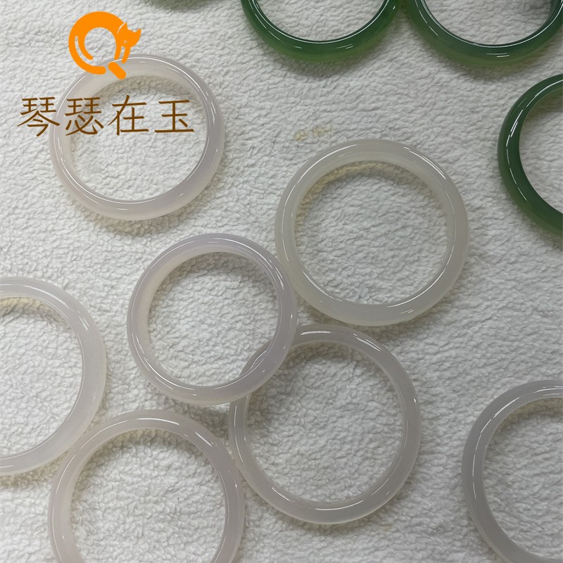 河南南阳石佛寺玉器市场 白月光手镯天然玛瑙玉髓荔枝冻冰种