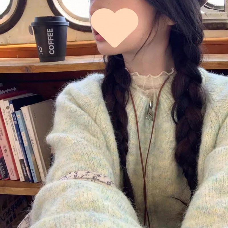 绿色毛衣外套女款2025新款春秋韩系独特超好看慵懒风宽松针织开衫图片